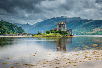 обоя eilean donan castle, города, замок эйлен-донан , шотландия, озеро, горы, замок