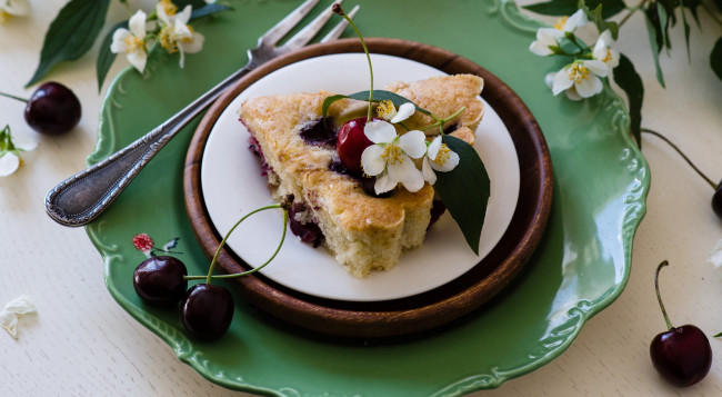 Обои картинки фото еда, пироги, цветы, вишня, ягоды, пирог