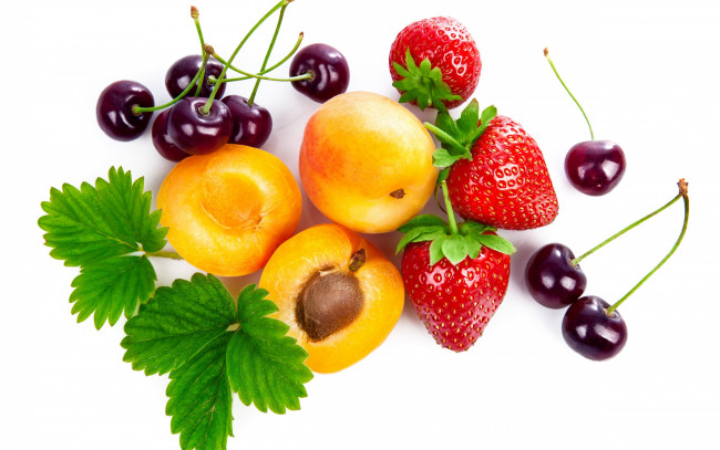 Обои картинки фото еда, фрукты,  ягоды, ягода, листья, крупным, планом, абрикосы, вишня, клубника, белый, фон