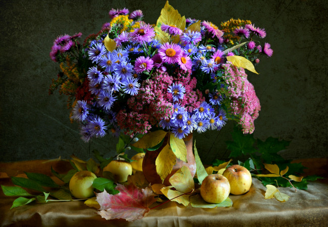Обои картинки фото еда, Яблоки, листья, композиция, яблоки, букет, цветы, фрукты, осень, натюрморт