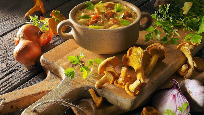 Обои картинки фото еда, первые блюда, суп, грибной, лисички, лук