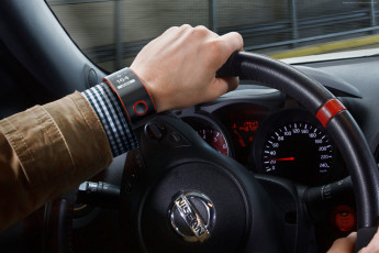 Картинка бренды -+другое управление дисплей часы умные рука автомобиль nissan nismo watch приложение обзор