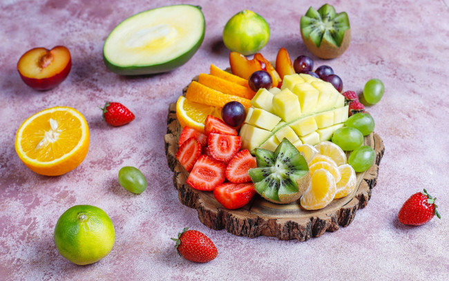 Обои картинки фото еда, фрукты,  ягоды, клубника, киви, виноград