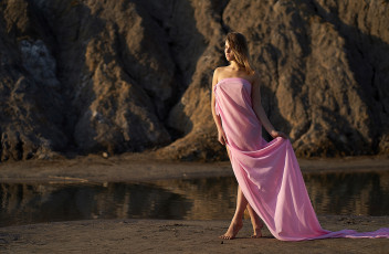 Картинка девушки carolina+kris скалы розовый шелк босые ноги