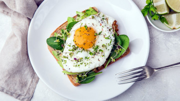 Картинка еда яичные+блюда тост зелень яйцо глазунья