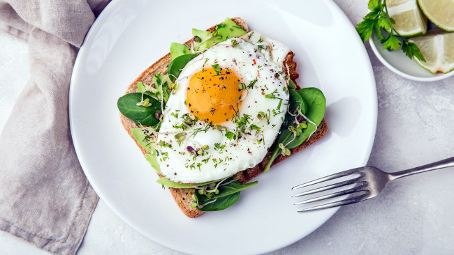 Обои картинки фото еда, яичные блюда, тост, зелень, яйцо, глазунья