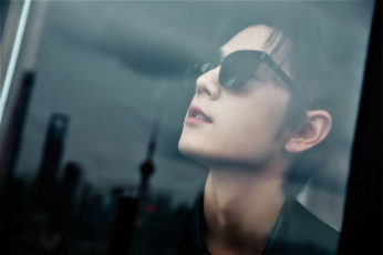 Картинка мужчины xiao+zhan актер лицо очки стекло окно