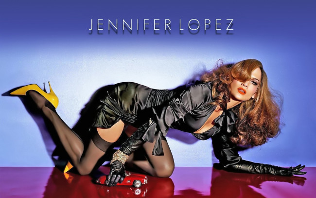 Обои картинки фото девушки, jennifer lopez, певица, актриса, шатенка, платье, чулки, перчатки, машинка