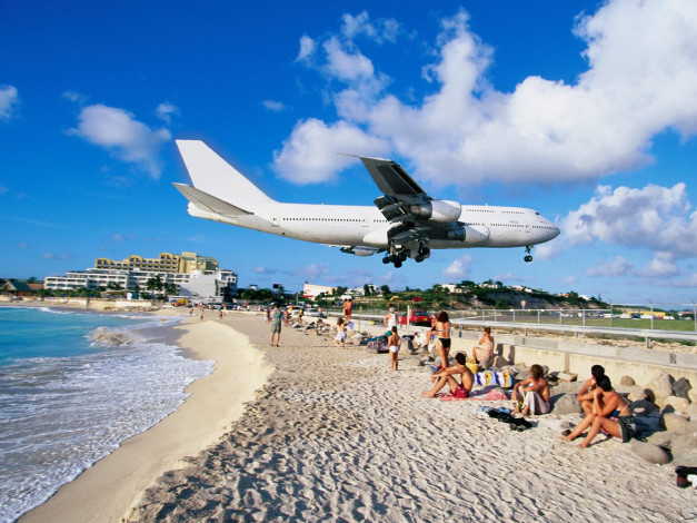 Обои картинки фото airplane, landing, at, airport, maho, bay, saint, martin, авиация, пассажирские, самолёты