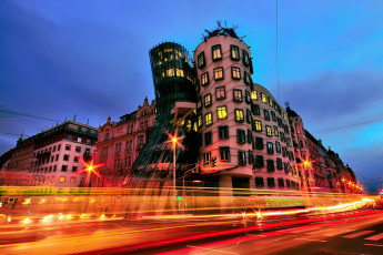 Картинка города -+здания +дома город огни вечер танцующий дом прага Чехия выдержка