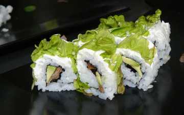 Картинка еда рыба +морепродукты +суши +роллы рис ломтики морепродукты японская кухня Япония суши japan food авокадо листья суси роллы sushi салат