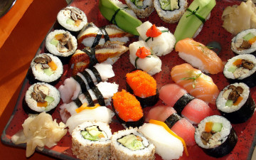 обоя еда, рыба,  морепродукты,  суши,  роллы, зелень, ломтики, японская, кухня, сервировка, Япония, сашими, лосось, красная, роллы, морепродукты, грибы, васаби, имбирь, суси, суши, japan, food, перец, россыпь, рис, икра, sushi