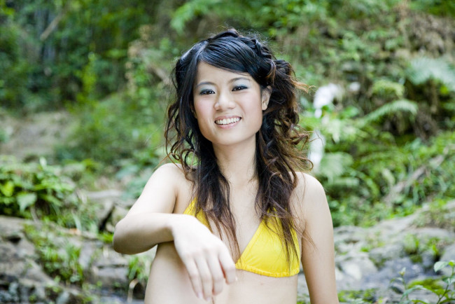 Обои картинки фото девушки, -unsort , азиатки, купальник, азиатка, coie, cheung, улыбка, зелень