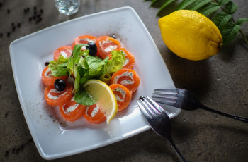 Картинка еда рыба +морепродукты +суши +роллы маслины лосось рулетики лимон