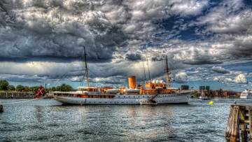 Картинка корабли пароходы здания облака флаг водоем