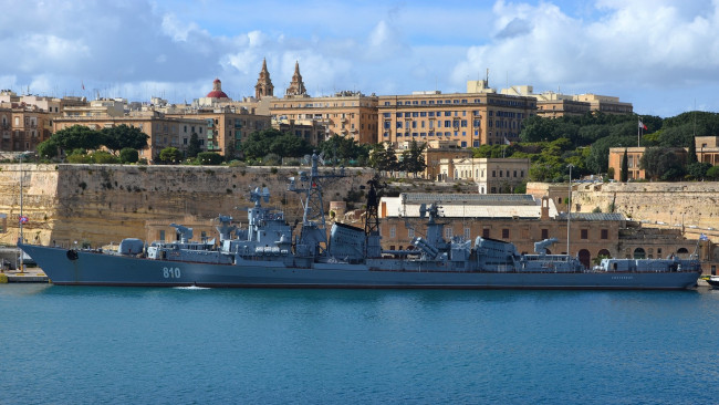 Обои картинки фото корабли, крейсеры,  линкоры,  эсминцы, здания, город, водоем