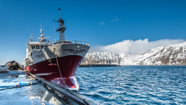 Обои картинки фото корабли, ледоколы, водоем, снег, гора