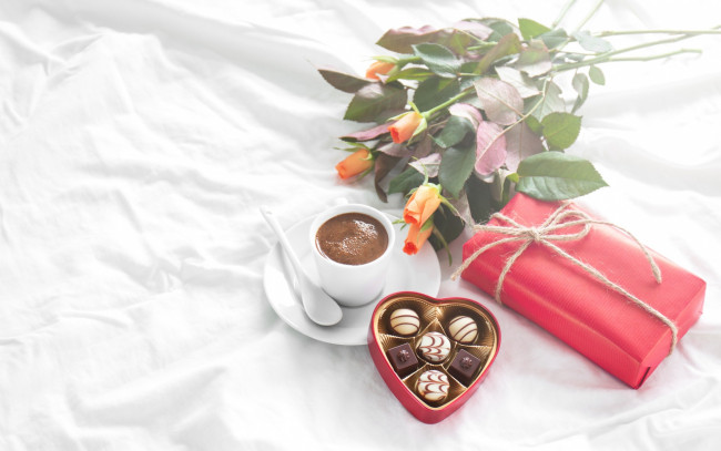 Обои картинки фото праздничные, день святого валентина,  сердечки,  любовь, розы, valentine`s, day, breakfast, roses, romantic, chocolate, конфеты, love, heart, gift, coffee