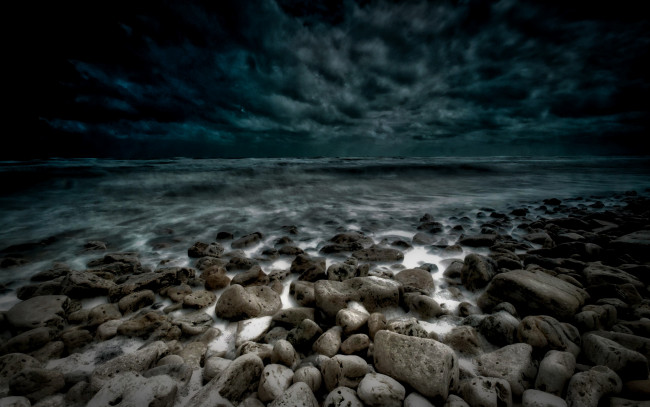 Обои картинки фото природа, побережье, море, ночь, облака, камни