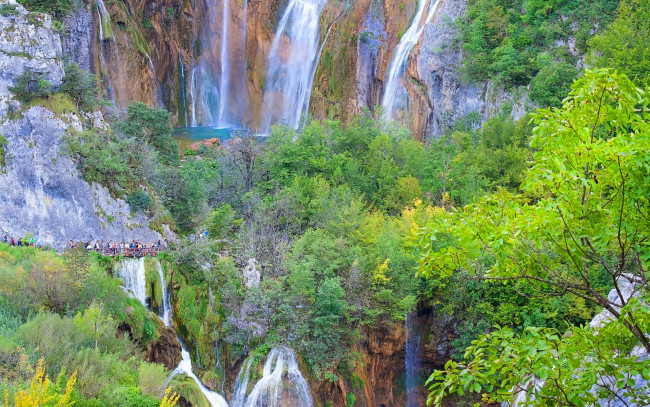Обои картинки фото природа, водопады, деревья, лес, скалы, водопад
