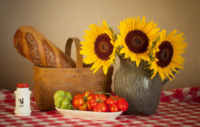 Обои картинки фото еда, натюрморт, помидоры, соль, хлеб, подсолнухи, томаты