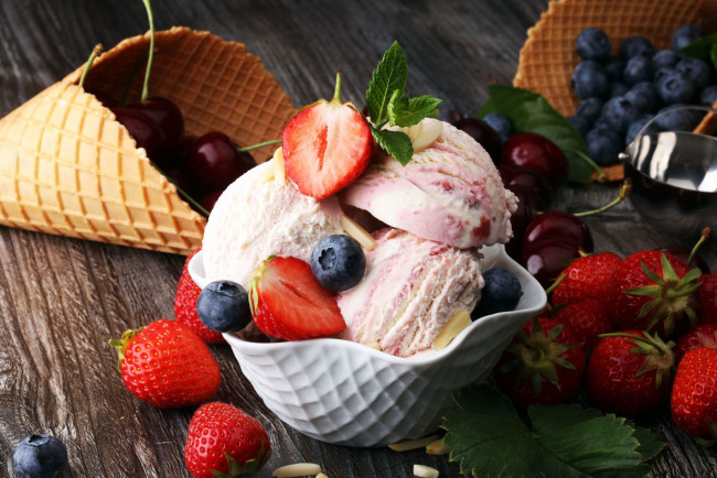 Обои картинки фото еда, мороженое,  десерты, черника, клубника, вишня