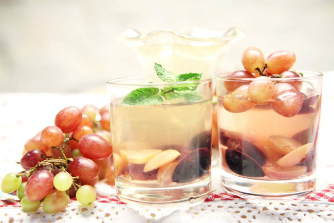 Обои картинки фото еда, напитки,  сок, сок, виноград, мята