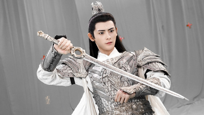 Обои картинки фото li xinze, мужчины, актер, костюм, меч, съемки