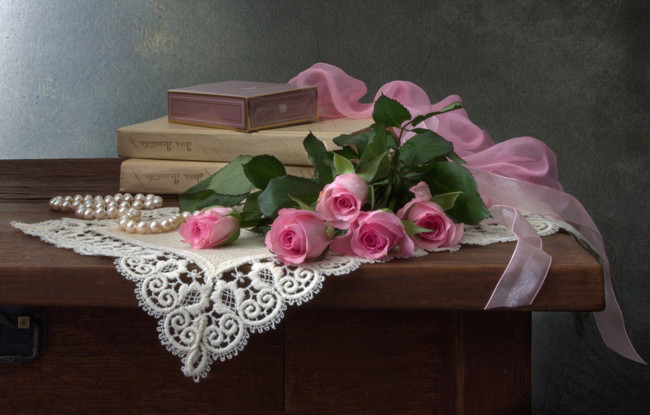 Обои картинки фото цветы, розы, розовые, лента, книги, жемчуг