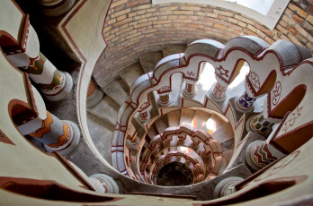 Картинка интерьер холлы лестницы корридоры винтовая лестница