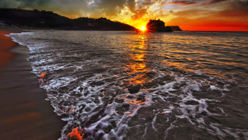 Картинка природа восходы закаты море волны облака лучи