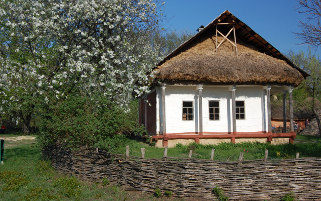 Обои картинки фото разное, сооружения, постройки, украинская, хата, плетень, яблоня, цветы