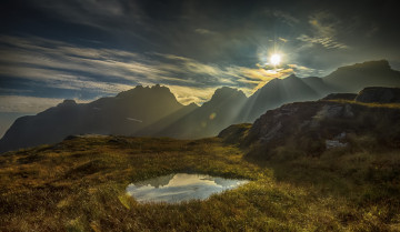 Картинка природа горы вода трава облака закат лучи небо солнце