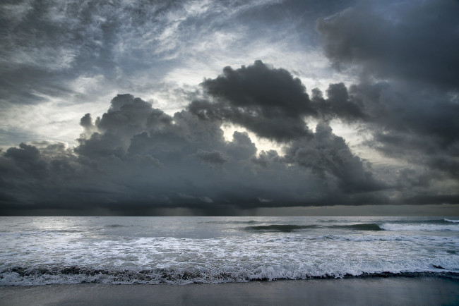 Обои картинки фото природа, моря, океаны, небо, море, пейзаж, облака, тучи, серость