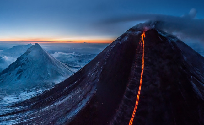Обои картинки фото ключевская сопка, природа, стихия, лава, вулкан, извержение, горы, небо, облака