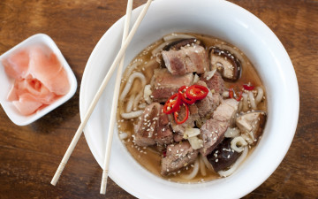 Картинка еда первые+блюда лапшой и кунжутом в белой миске хайнаньский суп с бараниной