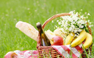 Картинка еда разное корзина с продуктами для пикника и букетом белых ромашек