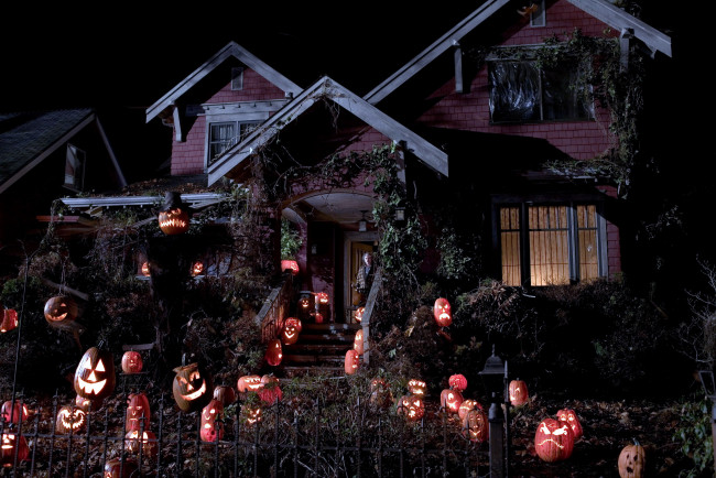 Обои картинки фото праздничные, хэллоуин, тыквы, дом, мрачный