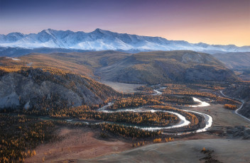 Картинка природа пейзажи водоем змейка снежные холмы река горы небо лес осень дымка долина вершины склоны