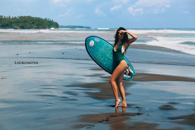 Обои картинки фото спорт, серфинг, vetlana, ikonova, surfboards, tanned, women, ass, sea, portrait, onepiece, swimsuit