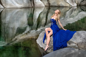 Картинка девушки -+блондинки +светловолосые вода камни блондинка синее платье вышивка