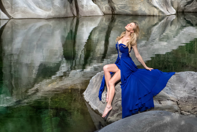 Обои картинки фото девушки, - блондинки,  светловолосые, вода, камни, блондинка, синее, платье, вышивка