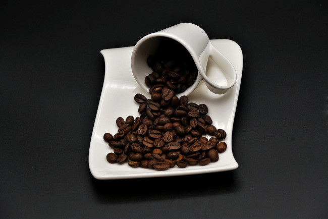 Обои картинки фото еда, кофе,  кофейные зёрна, чашка, зерна, кофейные