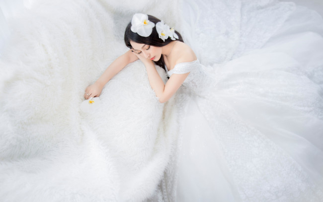 Обои картинки фото девушки, - азиатки, азиатка, невеста, платье, орхидеи