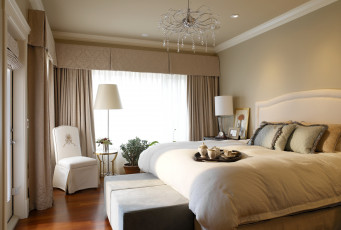 Картинка интерьер спальня завтрак шторы лампы поднос подушки кровать кресло