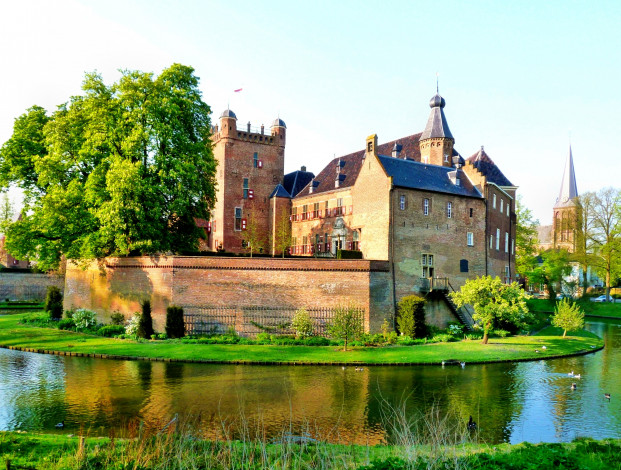 Обои картинки фото нидерланды, гелдерланд, города, дворцы, замки, крепости, лужайка, пруд, деревья, замок, парк, город