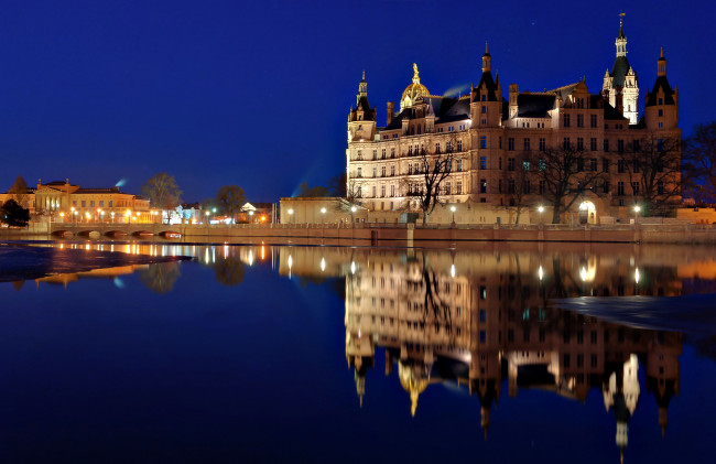Обои картинки фото schwerin, castle, германия, города, замок, шверин, река, огни, ночь