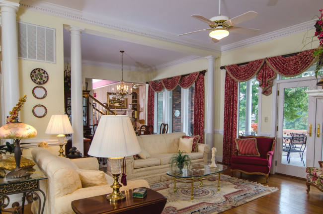 Обои картинки фото интерьер, гостиная, шторы, диваны, лампы