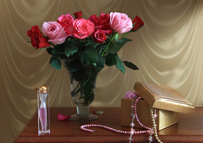 Обои картинки фото цветы, розы, ожерелье, духи, букет