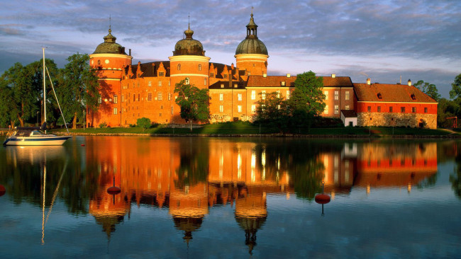 Обои картинки фото gripsholm castle,  mariefred,  stockholm,  sweden, города, замки швеции, яхта, дворец, замок, отражение, облака, небо, деревья, озеро